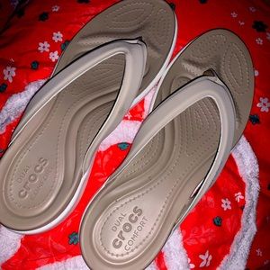 Worn once for 5 min. No wear and tear practically new crocs flip flops.